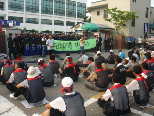 22일 경찰서 앞 항의집회는 한낮부터 한밤까지 계속 진행되고 있다. 